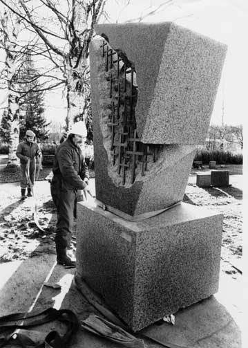 Yhteinen tuska -veistoksen asemointi paikalleen